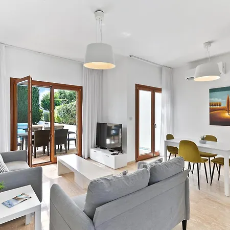 2 Bedroom Proteus With Private Pool, Aphrodite Hills ヴィラ